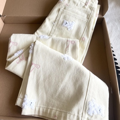 一整个温柔甜美住了！小熊刺绣牛仔裤女秋季设计感宽松浅色阔腿裤
