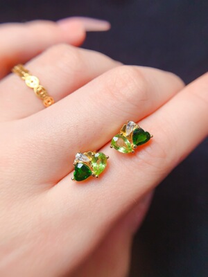 橄榄+透辉耳钉，橄榄耳钉，925银精工镶嵌主石心5+4*6mm