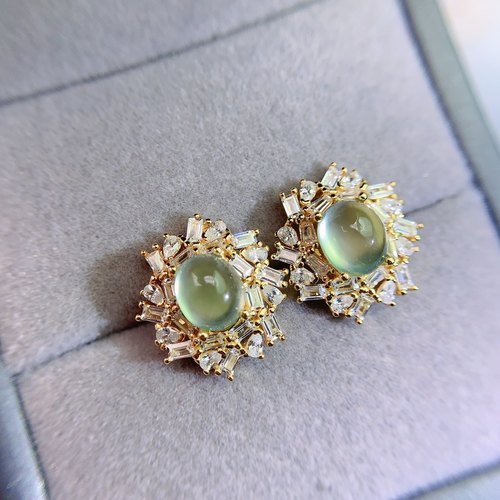 葡萄石耳钉  荧光强 晶体好 成色漂亮 上身效果非常好 尺寸6X8mm