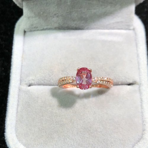 绝美亚历山大戒指阳光下呈绿色至蓝绿色，白炽灯下呈红色至紫红色