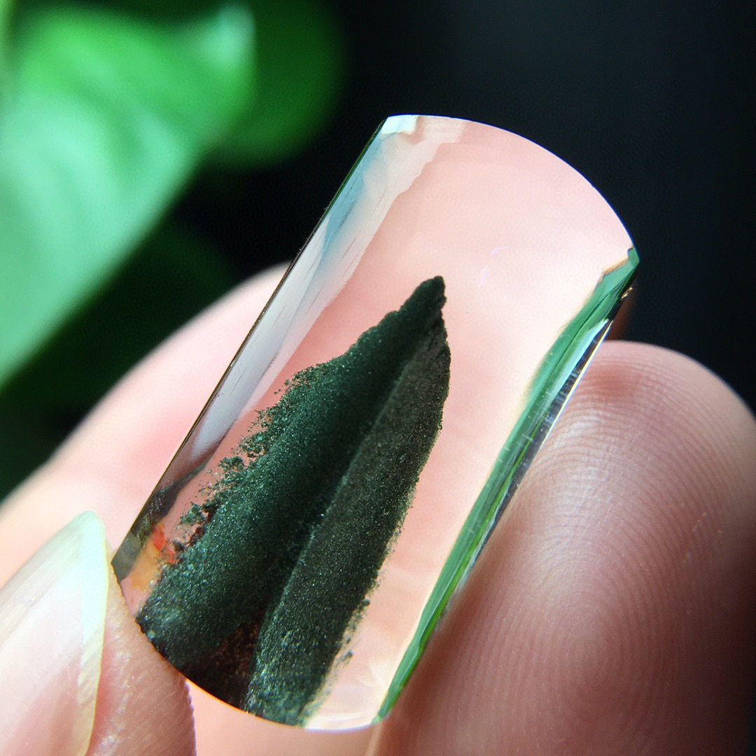 绿幽灵胶花共生包裹体无事牌吊坠,尺寸25.1*13.2*8.8mm,重5.4克