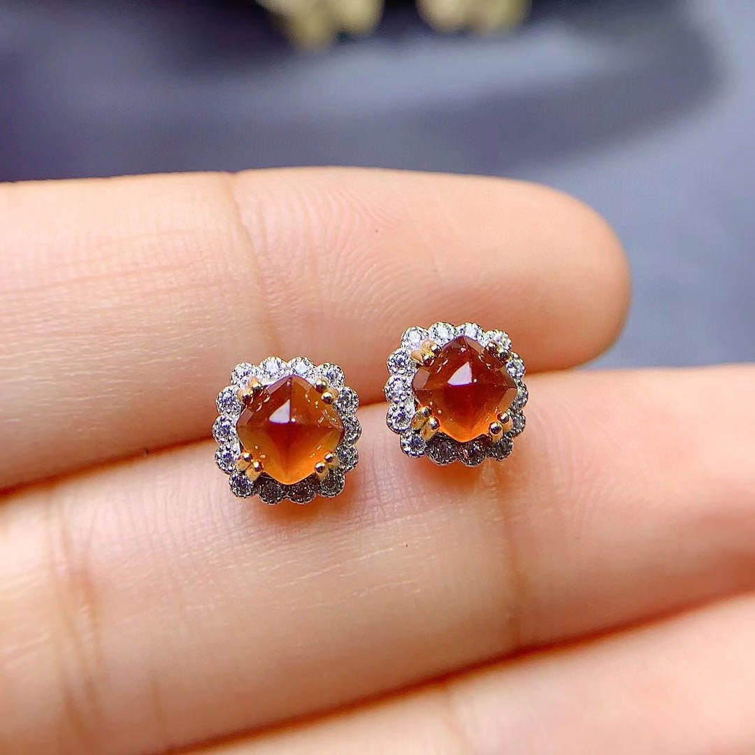 天然芬达石榴石耳钉，高净度，糖塔主石尺寸方5mm