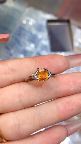 天然黄蓝宝戒指出货，高净度，满火彩，主石尺寸6*8mm。925银礼物