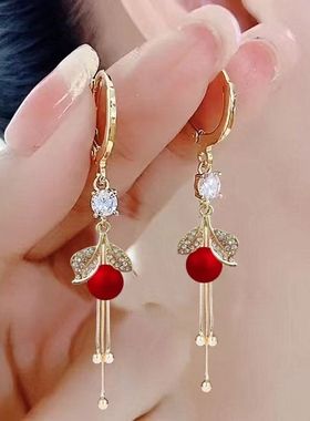 新款耳环高级设计红色新款长款流苏耳坠珠珠树叶耳扣气质耳饰