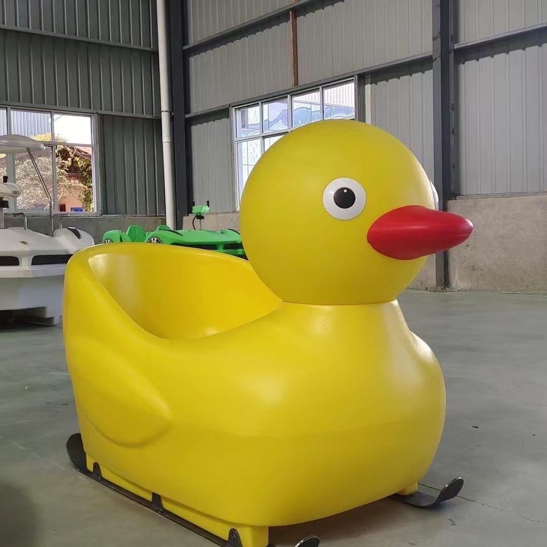 冰场设施雪地大黄鸭小火车游乐园设备雪橇冰车冰爬犁冰上大黄鸭