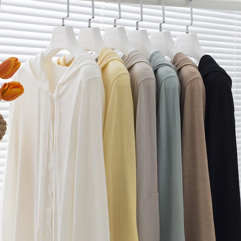 美丽奴羊毛排扣扣开衫连帽针织衫