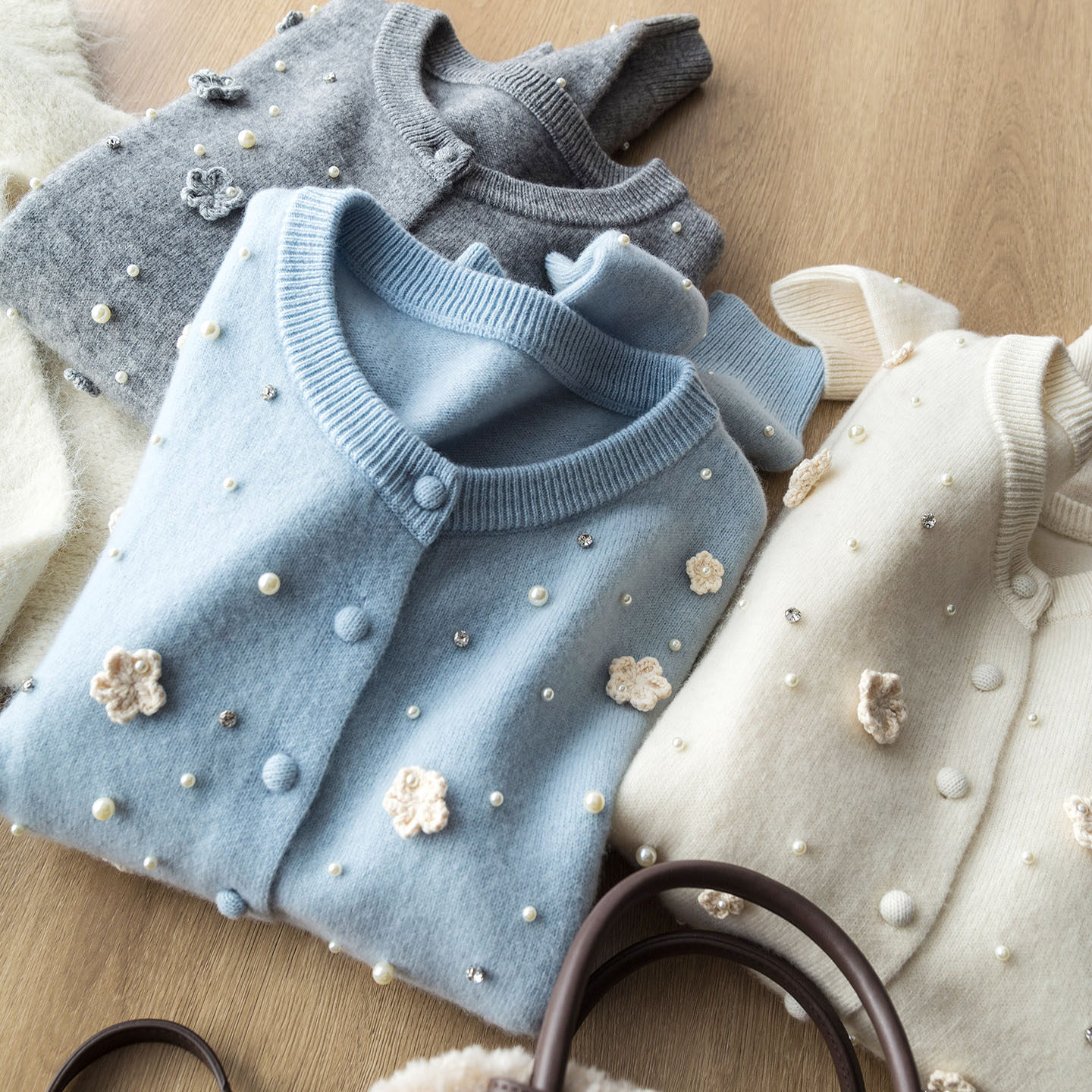 温柔精致 重工钉珠手工立体钩花V领软糯舒适纯羊毛针织开衫毛衣