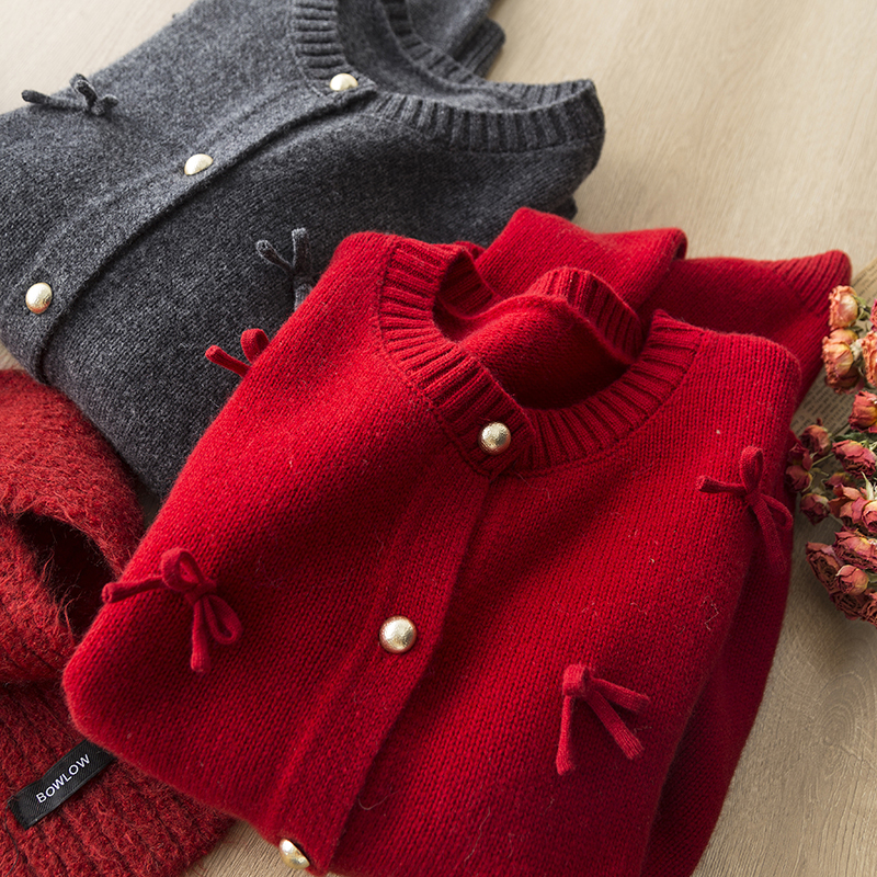 新年穿搭立体蝴蝶结气质圆领单排金扣软糯全羊毛针织开衫红色毛衣