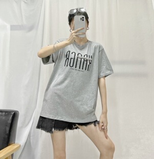 YQ 2024小众设计新款字母印花T恤女 胸前链条7休闲亲肤棉圆领上衣