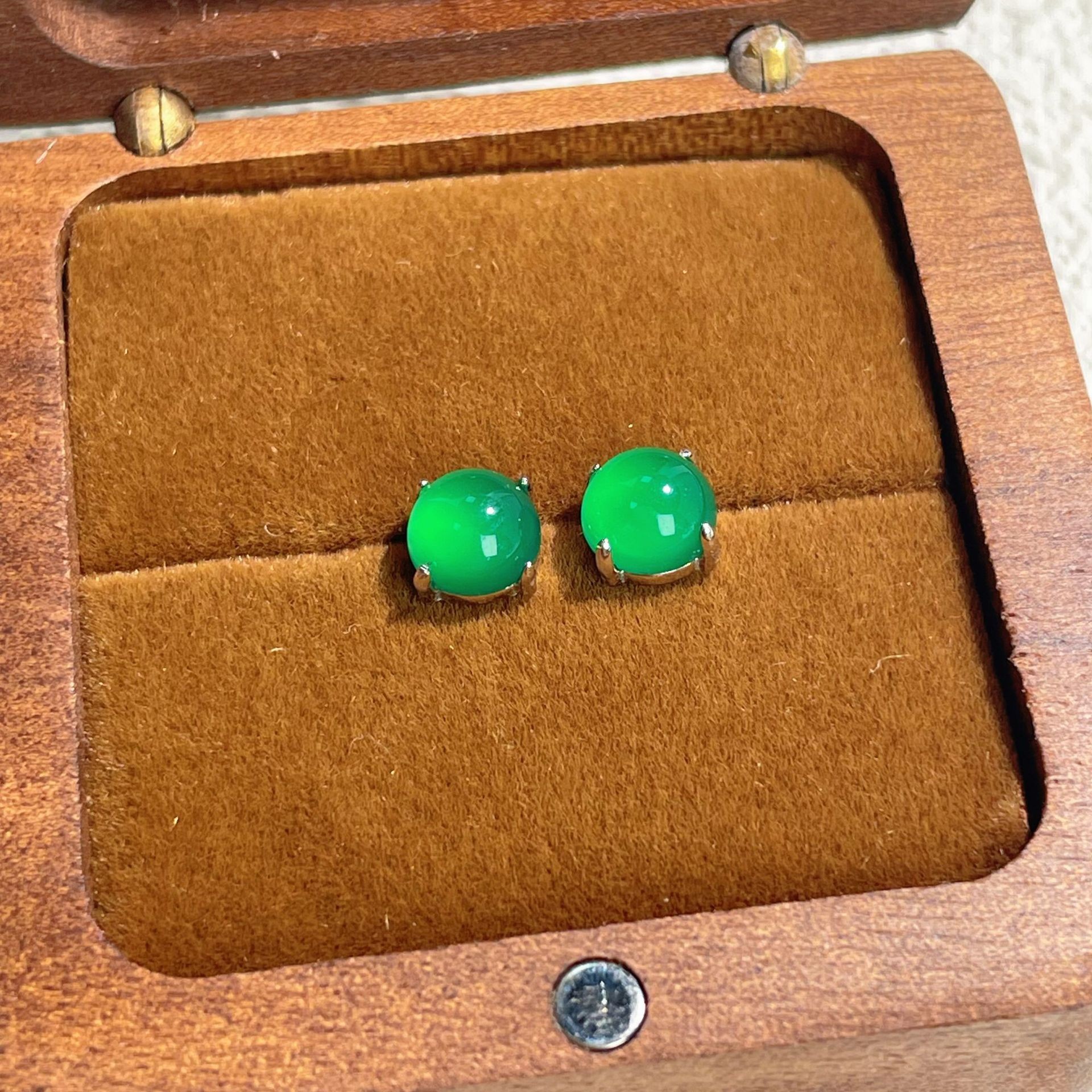 s925纯银天然祖母绿玉髓耳钉翡翠绿色时尚轻奢国潮小蛋面玉髓耳饰