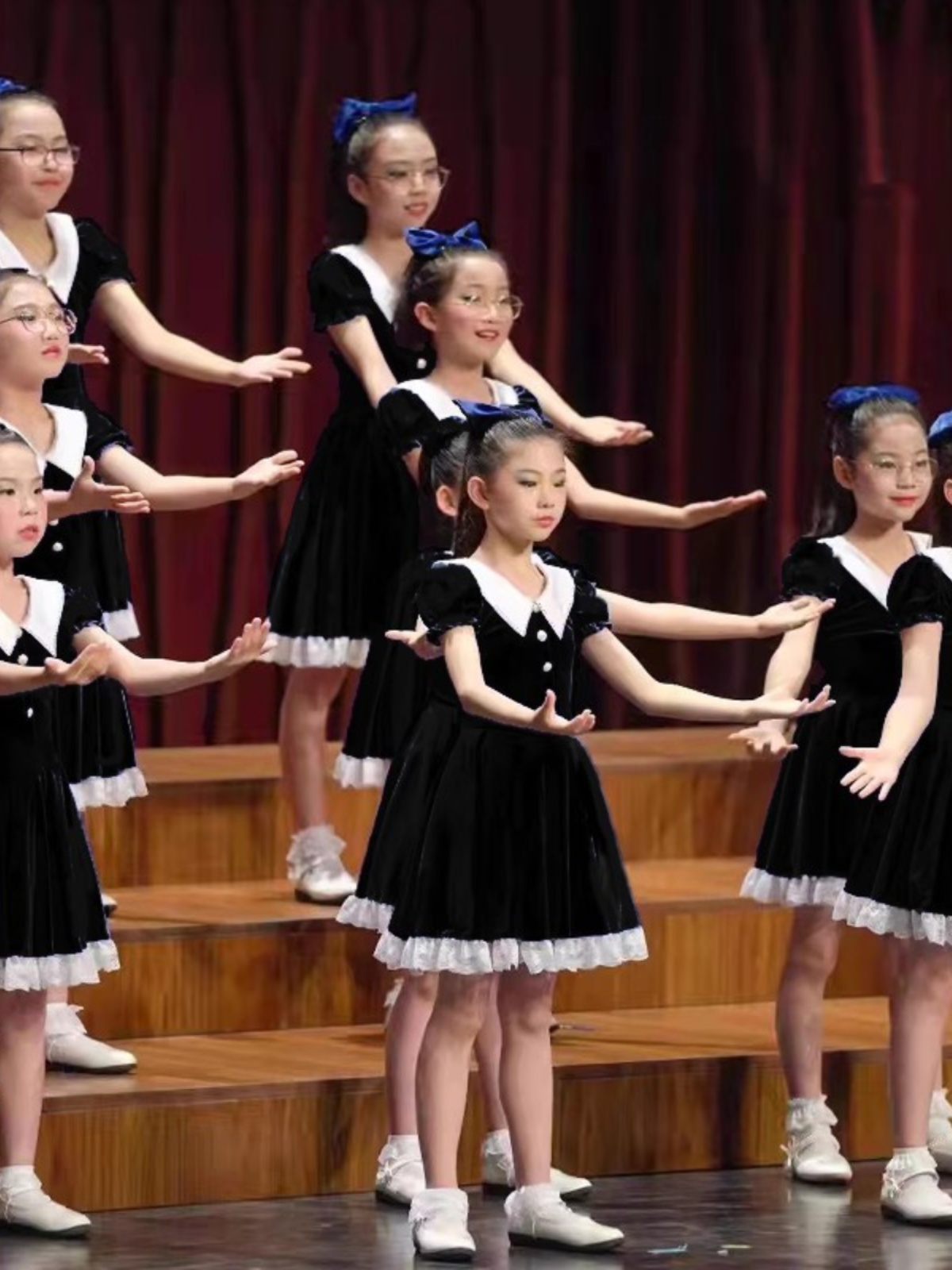 六一儿童合唱演出服女中小学生合唱团男生背带裤红歌朗诵比赛表演