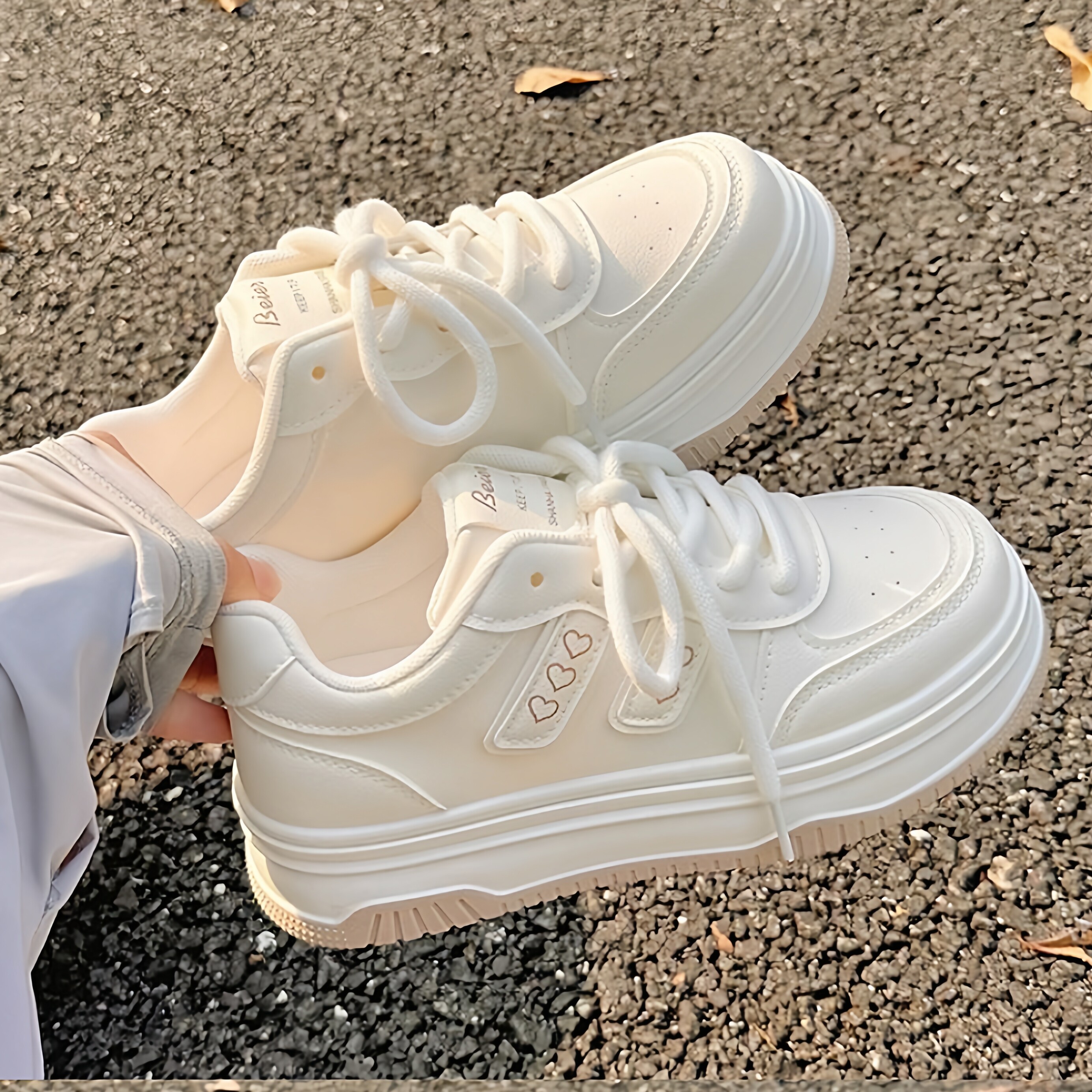 春秋百搭小白鞋女2025新款夏秋不累脚女生板鞋小众爆款厚底运动鞋