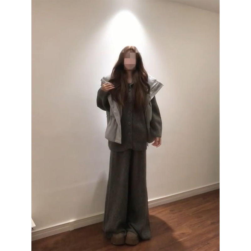 马甲棉服+毛衣开衫+灰色长裤
