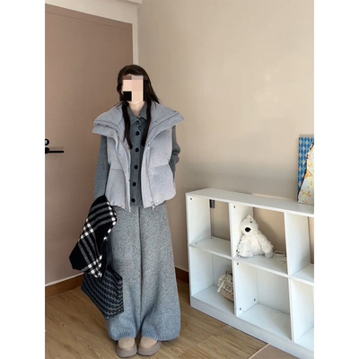 灰色长裤+毛衣开衫+马甲棉服