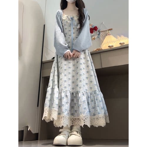 娃娃领碎花连衣裙+蓝色披肩开衫