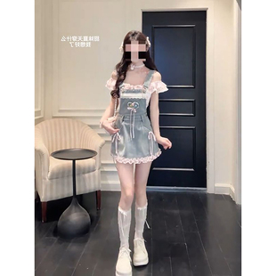 新款 温柔活力风蝴蝶结牛仔背带裙搭配花边一字肩内搭上衣两件套装