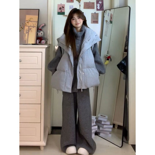 马甲棉服+毛衣开衫+灰色长裤
