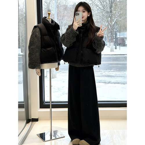 高领毛衣+马甲棉衣+阔腿长裤