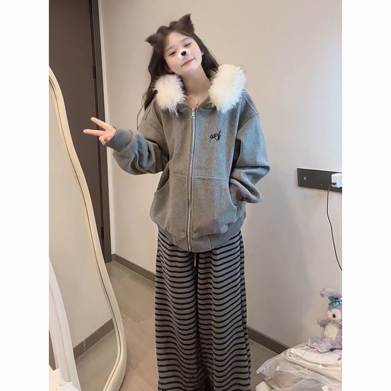 灰色毛领连帽卫衣外套