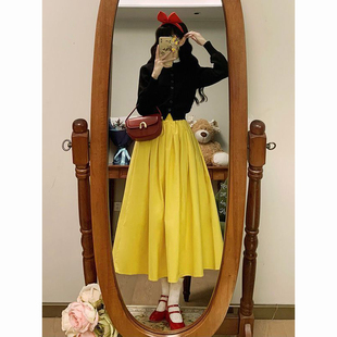 韩式气质温柔淑女风黑色短款毛衣开衫外套搭配黄色半身裙两件套装