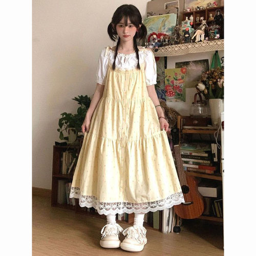 彩色波点吊带裙+泡泡袖衬衫