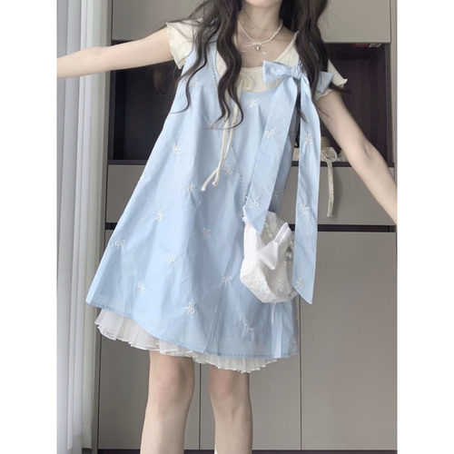 系带针织上衣+蝴蝶结背带连衣裙