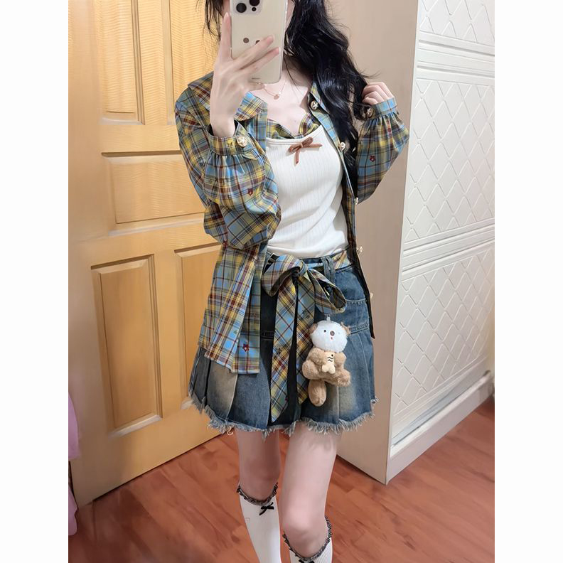 格纹衬衫+背心吊带+牛仔短裙