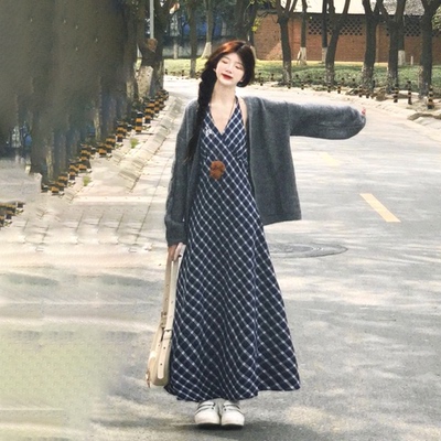 格纹V领挂脖连衣裙+灰色针织开衫