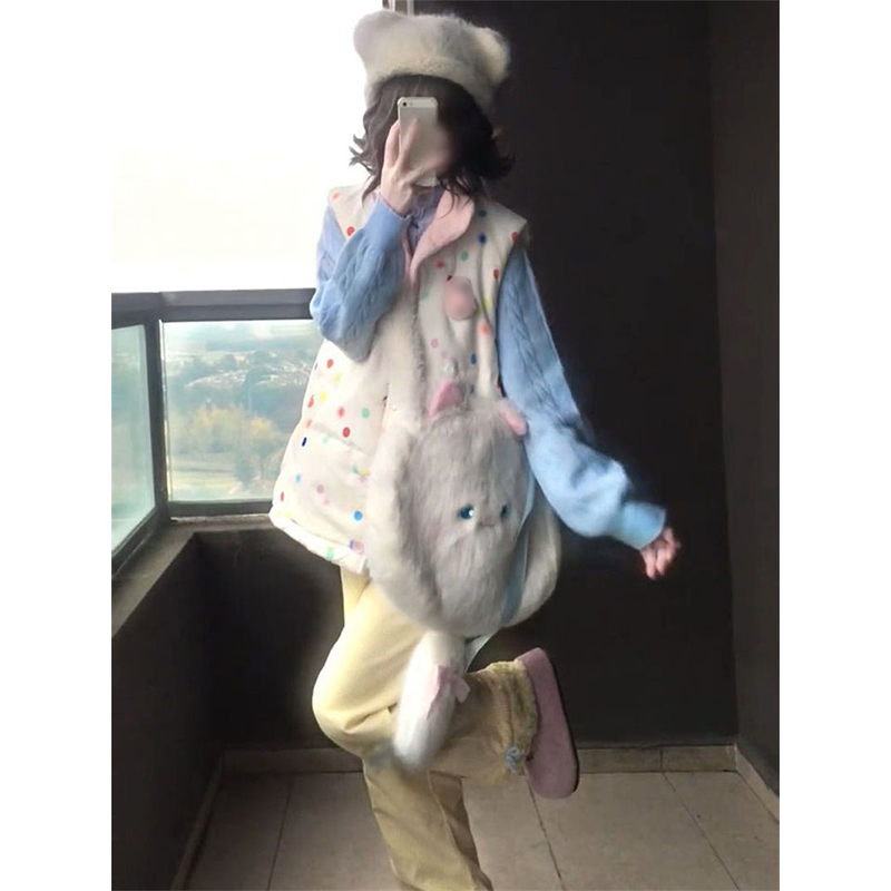 波点羊羔毛棉服+蓝色麻花毛衣