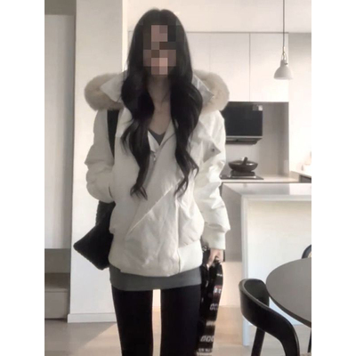 白色短款连帽毛领棉服