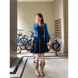 2026春季 两件套穿搭 温柔甜美风紫色碎花吊带短裙搭配蓝色针织开衫