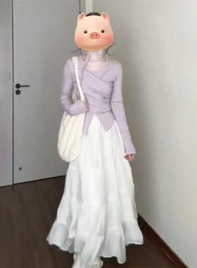 一整套法式温柔风不规则v领紫色针织修身上衣+高腰白色半身裙穿搭