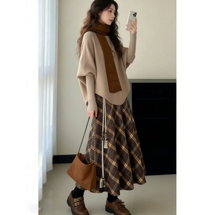 秋冬温柔慵懒风卡其色宽松斗篷毛衣+格纹半身裙+保暖围巾三件套装