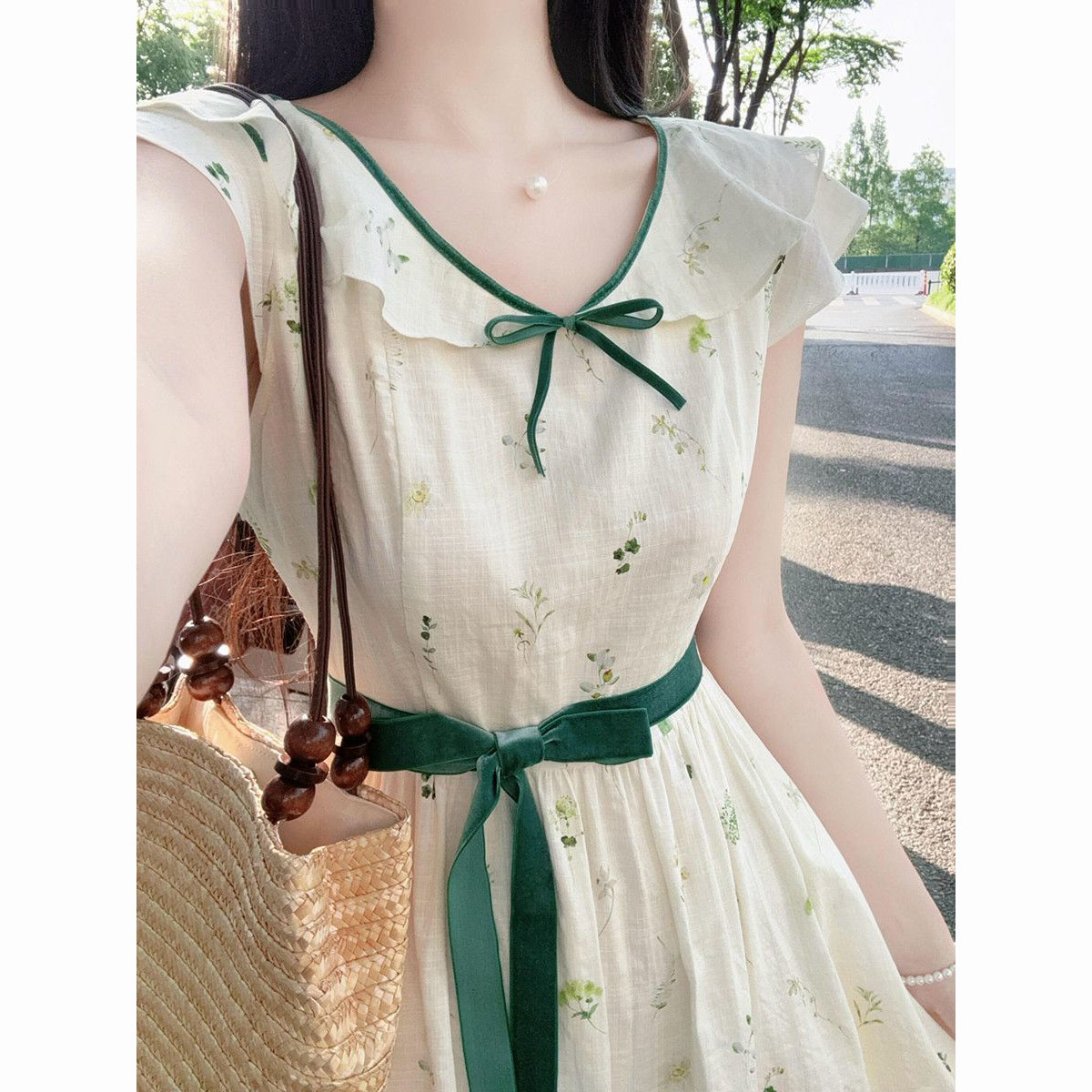 夏季新款甜美温柔风碎花系带连衣裙气质高级感荷叶边V领长裙穿搭