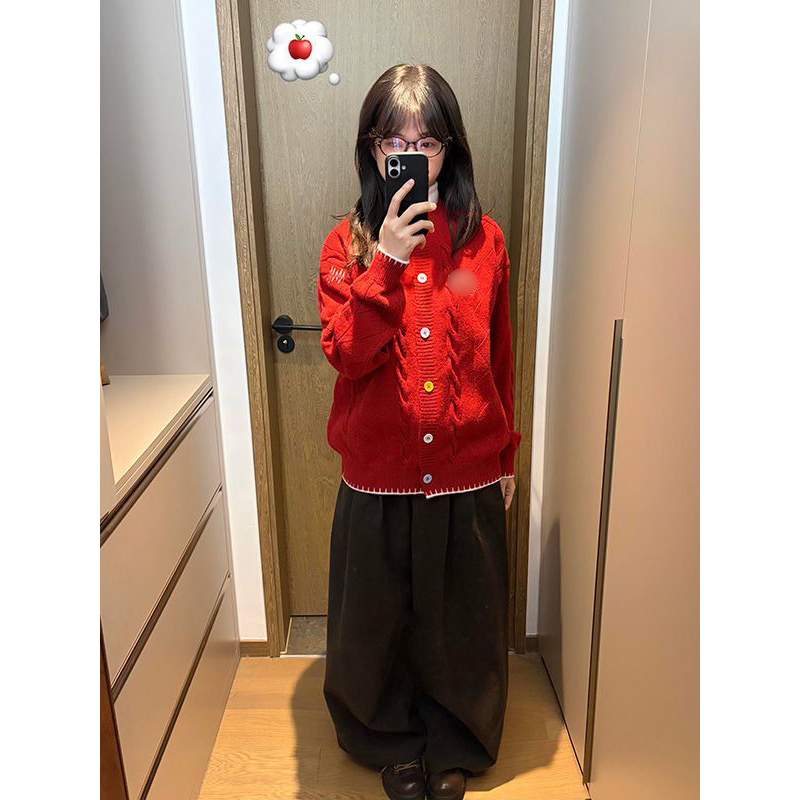 红色系绞花纽扣毛衣外套