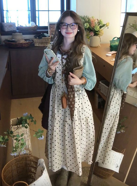 韩系温柔慵懒显瘦米白色背带波点连衣裙搭配绿色长袖衬衫两件套装