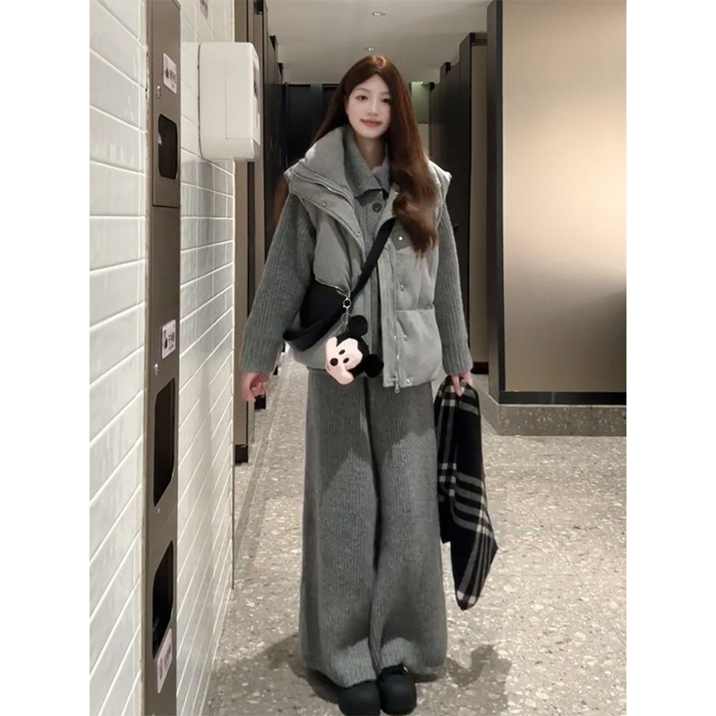 灰色长裤+毛衣开衫+马甲棉服