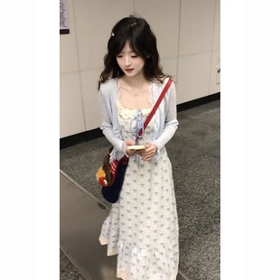 两件套 夏日度假风蝴蝶结系带吊带碎花连衣裙搭配蓝色防晒针织开衫
