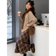 新款 保暖围巾三件套装 温柔通勤风时髦卡其色斗篷毛衣 格纹半身裙