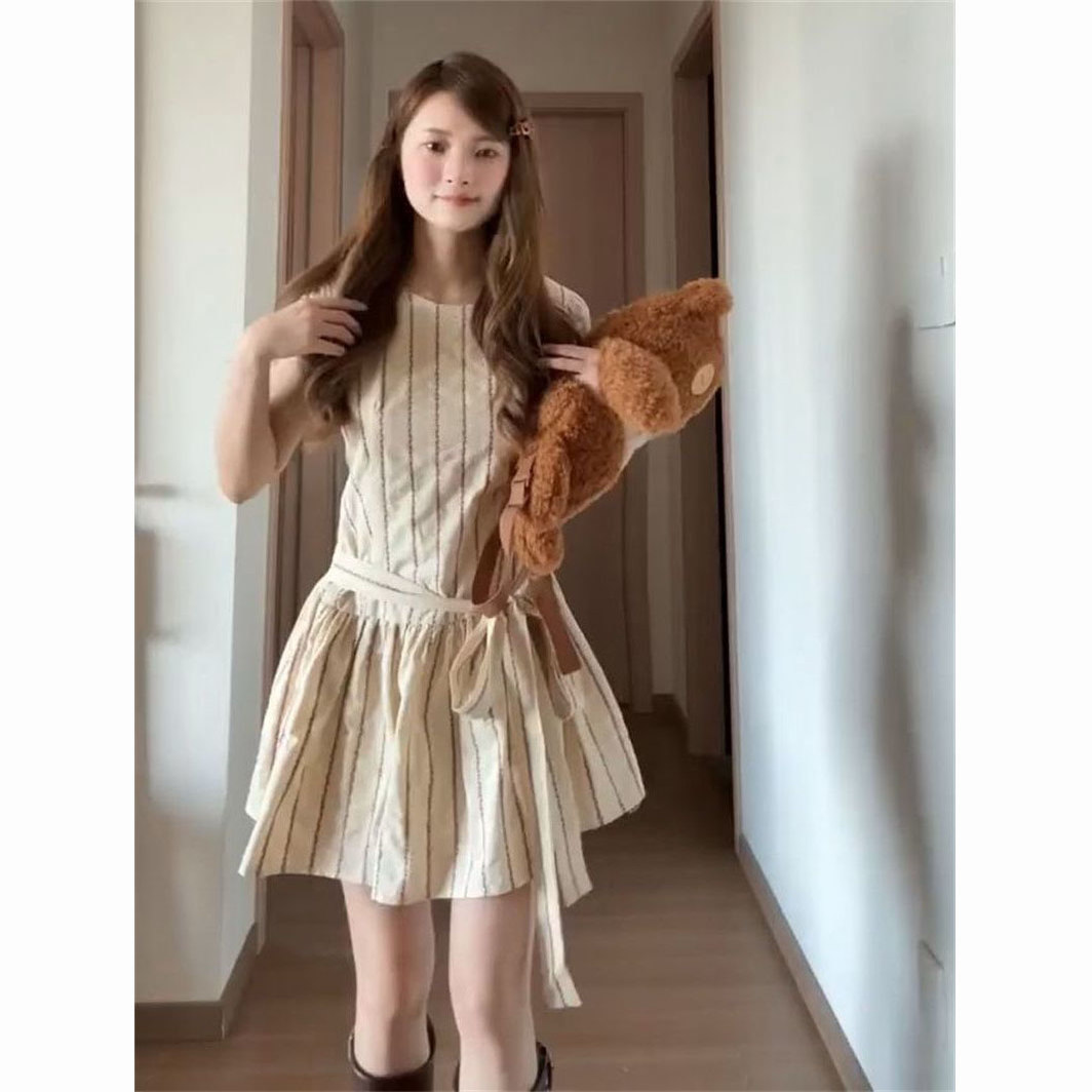 夏季辣妹复古绑带条纹杏色短袖连衣裙女学生超仙圆领收腰显瘦短裙