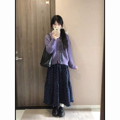 紫色毛衣开衫+碎花半身长裙