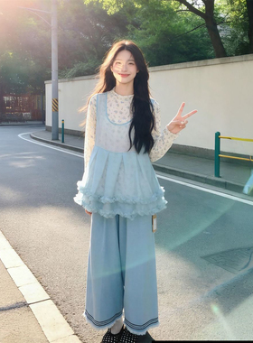 早春休闲度假风温柔蓝色花边背心搭配碎花长袖打底衫超仙两件套装