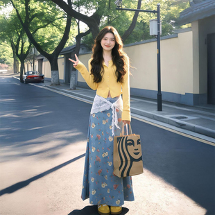 春天甜美淑女穿搭黄色圆领针织开衫 搭配高腰碎花半身长裙两件套装