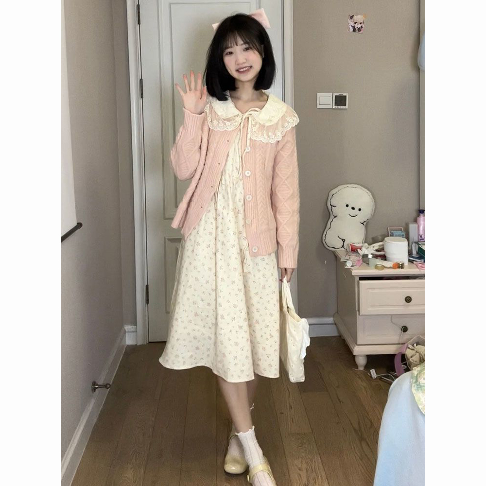 娃娃领碎花连衣裙+粉色毛衣外套