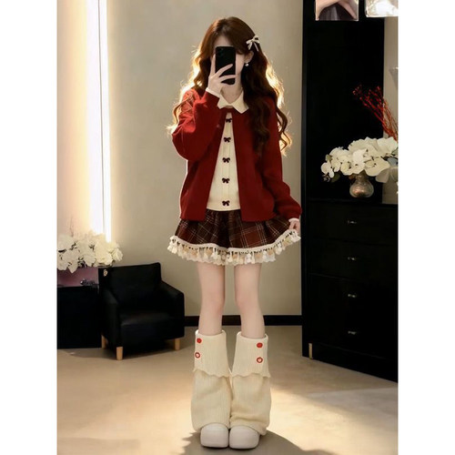 翻领毛衣开衫+红色格纹短裙