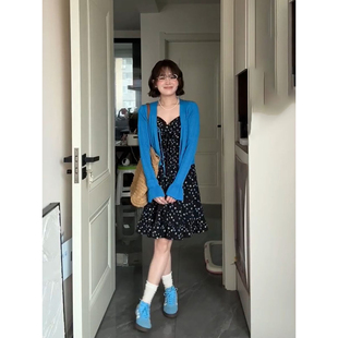 两件套装 2026新款 温柔淑女感黑色碎花吊带连衣裙搭配蓝色针织开衫