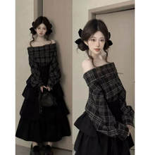 新款法式温柔复古气质一字肩条纹上衣搭配黑色蛋糕半身裙两件套装