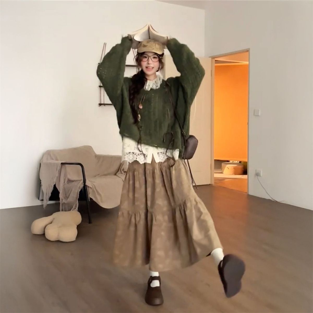 蕾丝打底衫+绿色毛衣+高腰半身裙