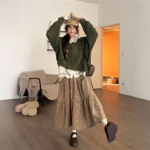 蕾丝打底衫+绿色毛衣+高腰半身裙