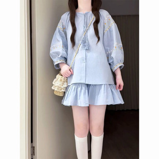 夏日甜美学院风时尚 刺绣排扣短袖 衬衫 搭配高腰蓝色半身裙两件套装